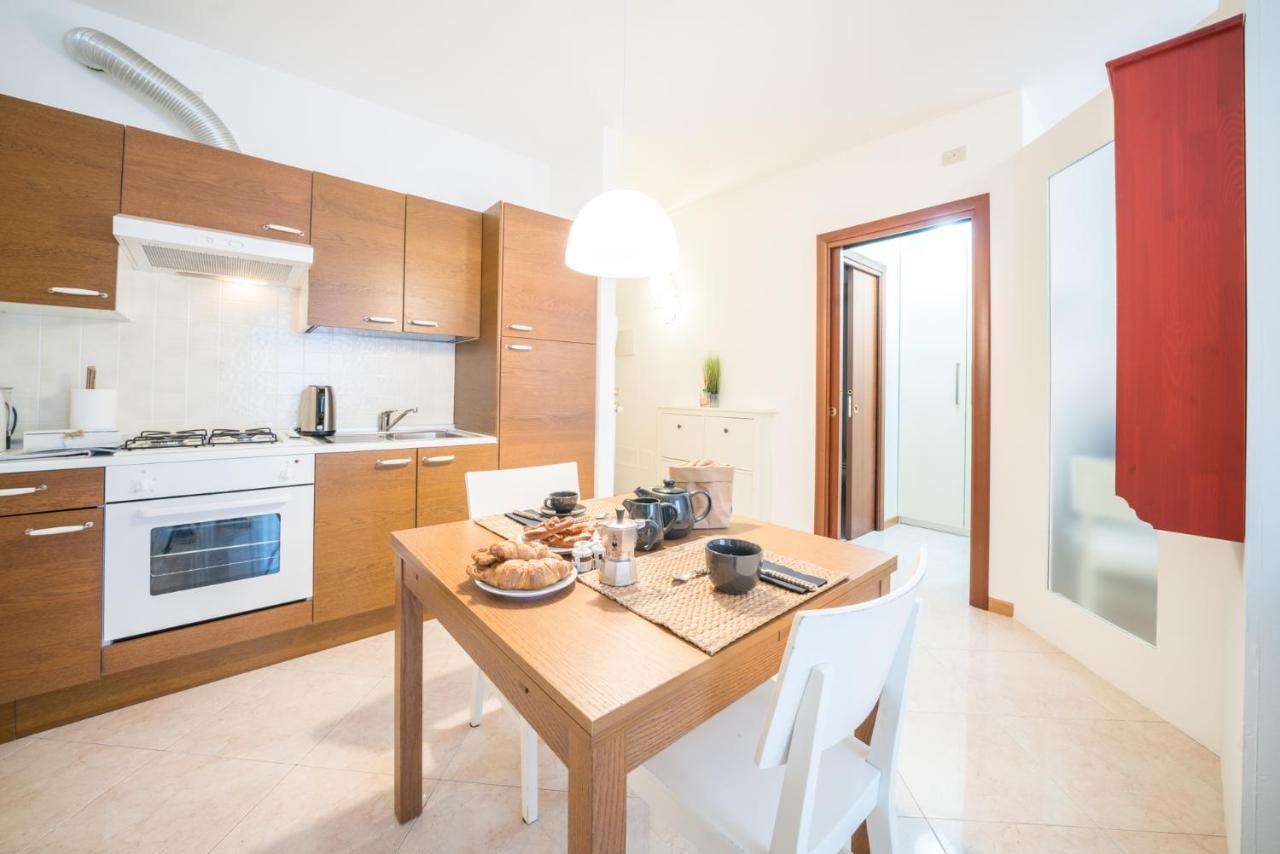 Gardappartamenti Garibaldi City Centre Desenzano del Garda Buitenkant foto